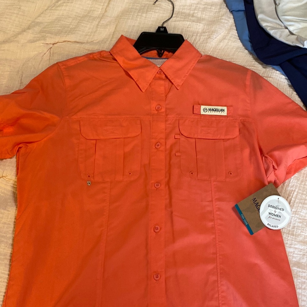 Coral NWT Medium Magellan Relaxed Fit Fish Gear Button Down Shirt